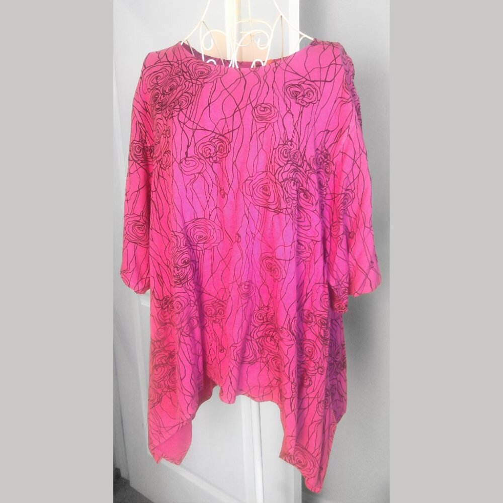 Dairi Sharkbite Hem Floral Tunic Top | Pink & Black | Plus Size